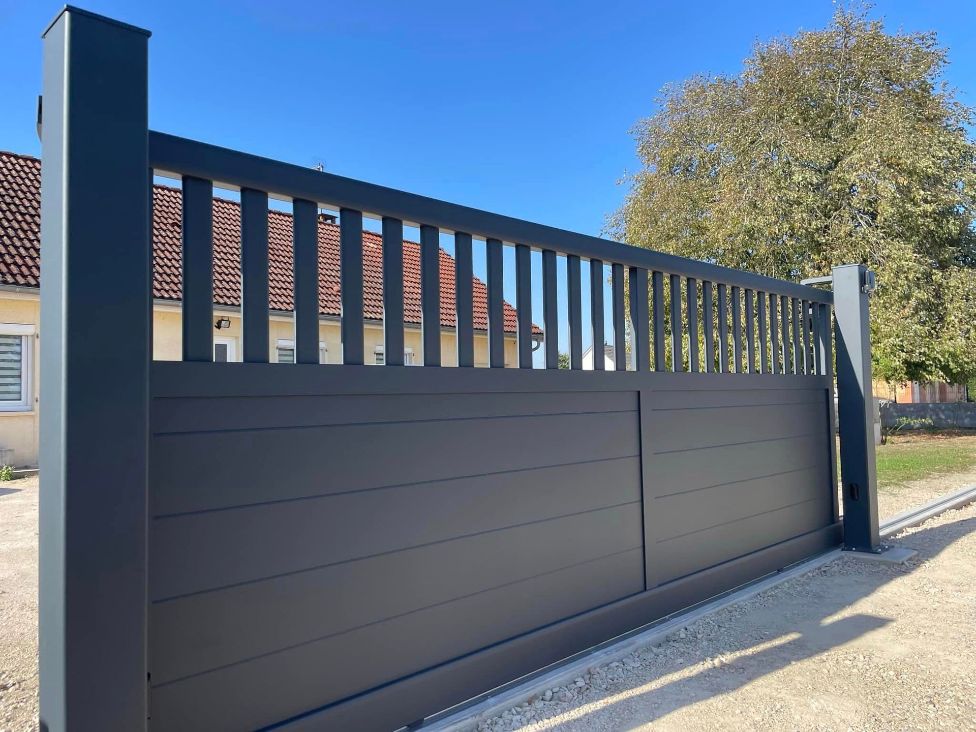 Portail avec option visiophone haute définition installé par TRIHOME Menuiseries à Simard