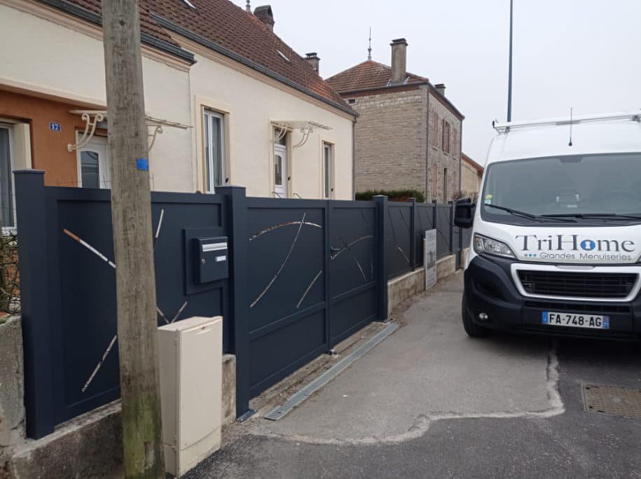 Portail et portillon sur poteaux aluminium installés par TRIHOME Menuiseries à Saint-Germain-du-Bois en Bresse Louhannaise