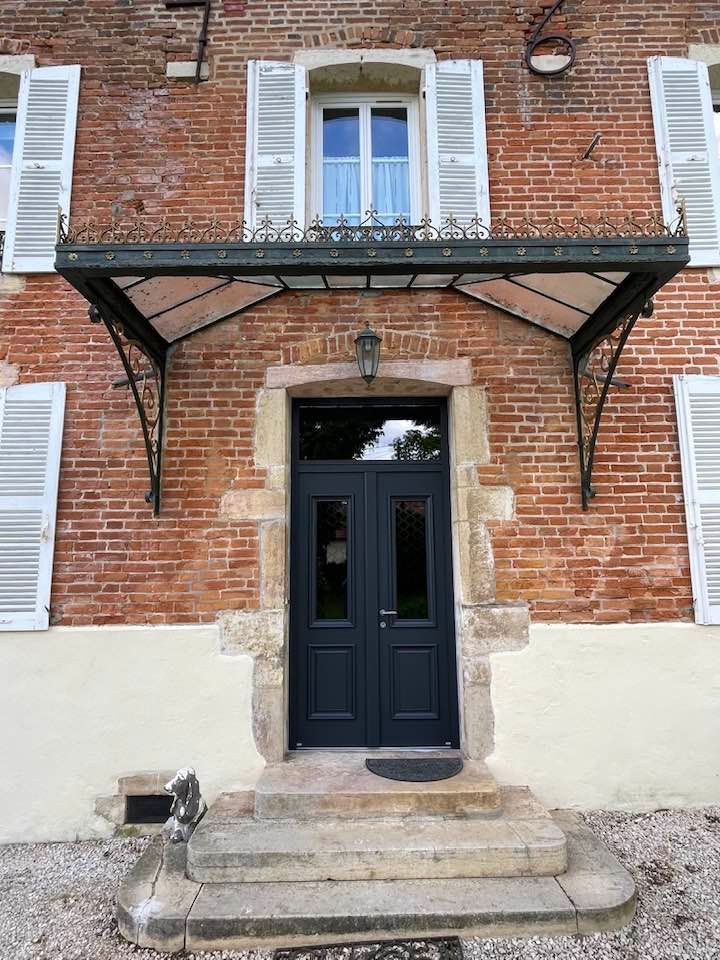 Porte aluminium sur mesure installé à Clux-Villeneuve par TRIHOME Menuiseries, en Bresse bourguignonne