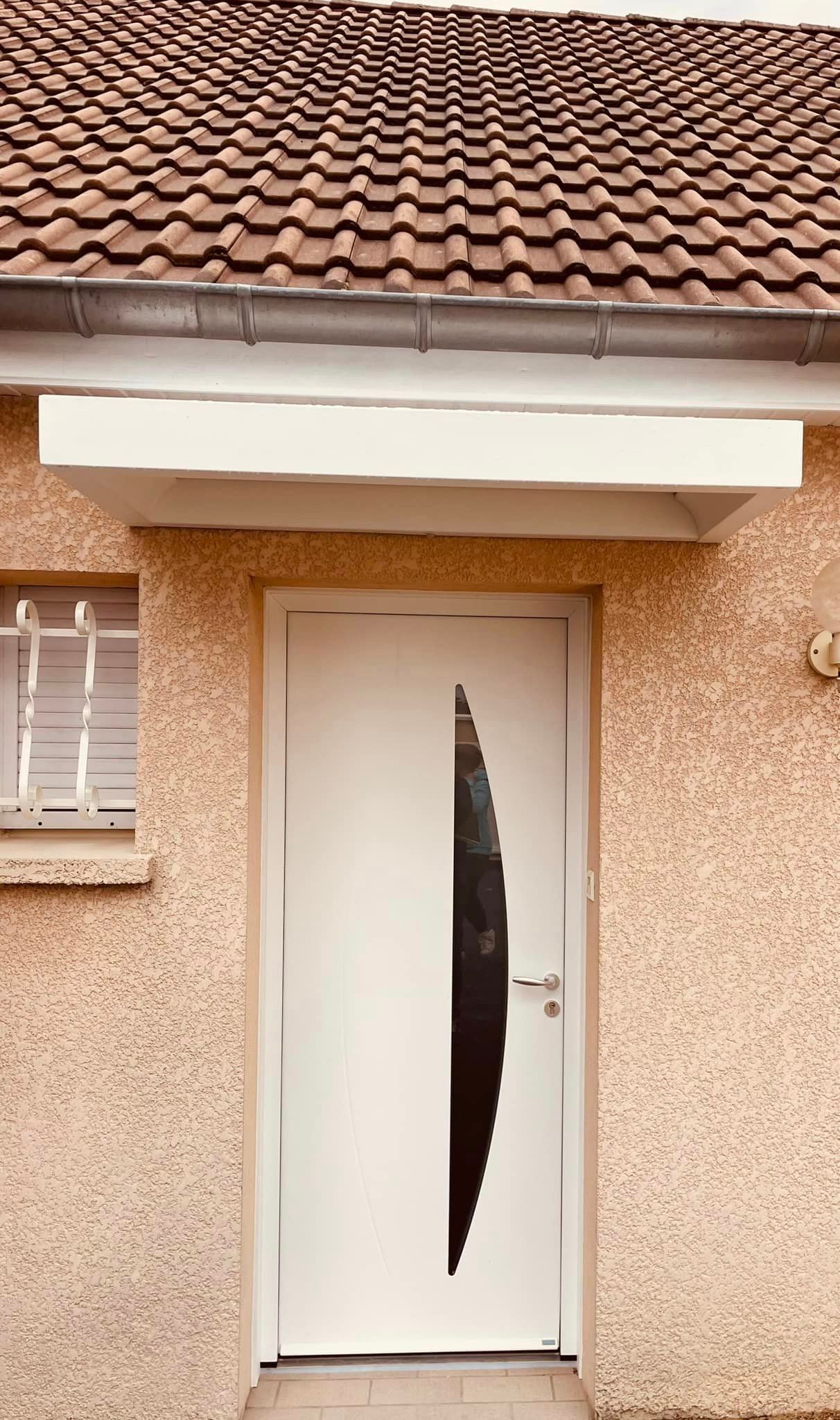 Porte d’entrée aluminium sur mesure installé à Saint-Rémy par TRIHOME Menuiseries, en Bresse bourguignonne