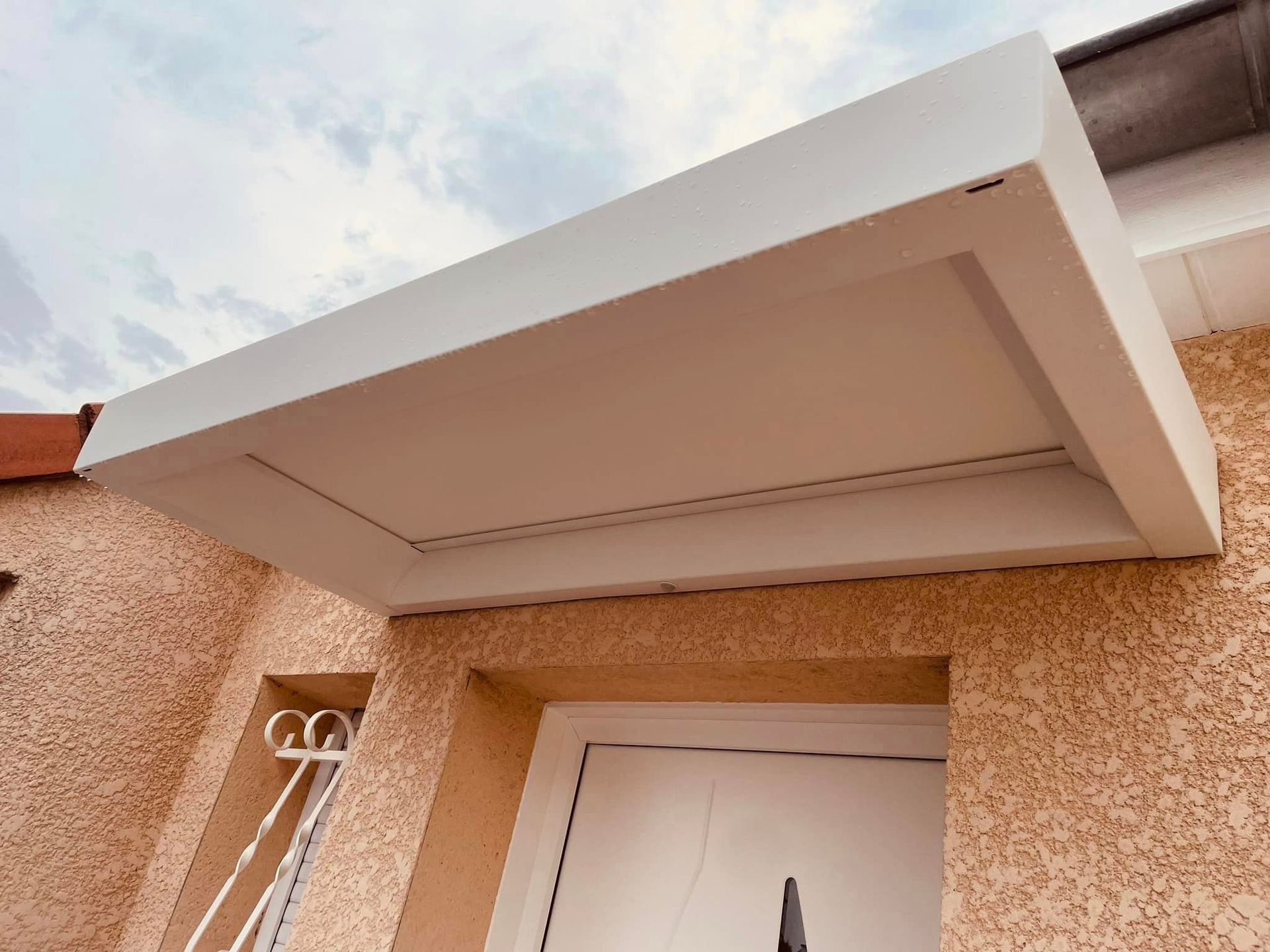 Porte d’entrée avec marquise aluminium installé par TRIHOME Menuiseries à Saint_Rémy