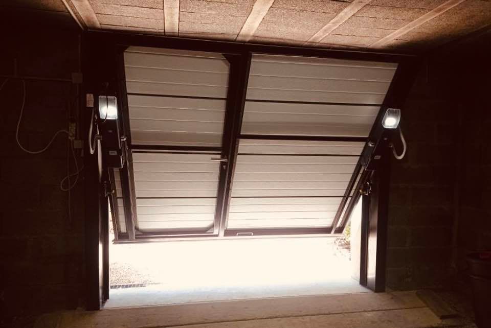 Belle porte de garage autoportée motorisée installée par TRIHOME Menuiseries à Saint-Marcel