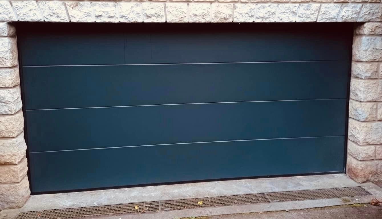 Porte de garage motorisée de fabrication française installée à Louhans par TRIHOME Menuiseries, en Bresse bourguignonne