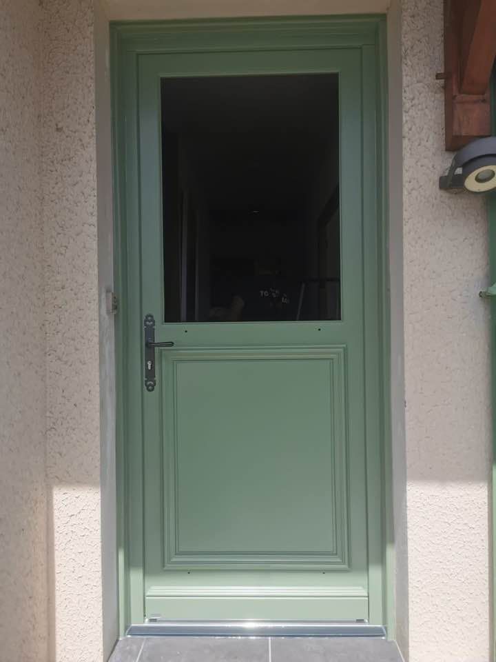 Porte fermière vert Provence sur mesure installé à Ratte par TRIHOME Menuiseries, en Bresse bourguignonne