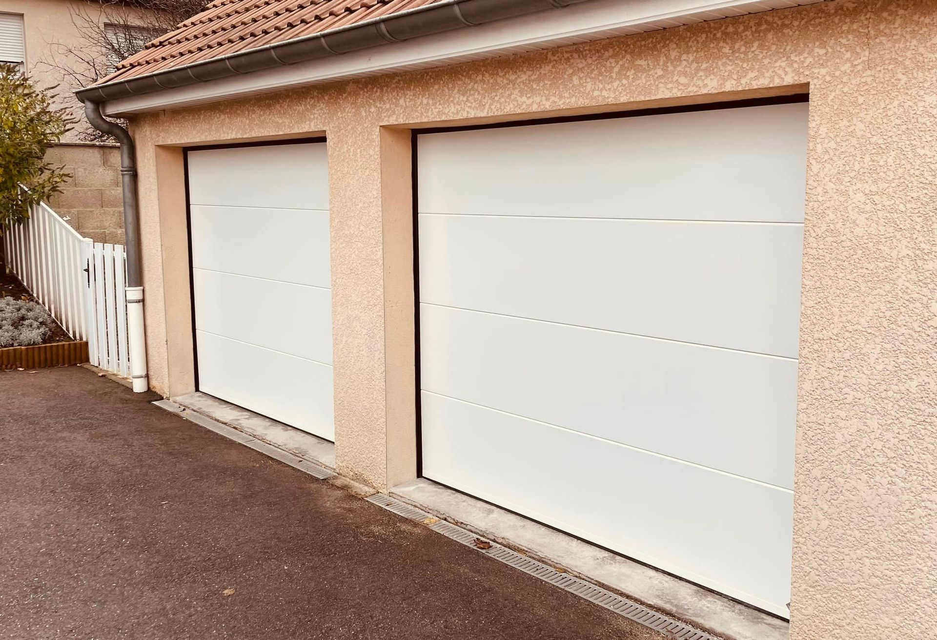 Portes de garage motorisées centralisées avec le portail installées par TRIHOME Menuiseries à La Saint-Rémy en Bresse Louhannaise