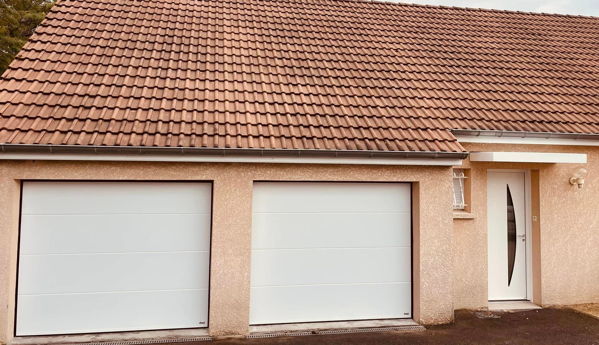 Deux portes de garage motorisées installées à Saint-Rémy par TRIHOME Menuiseries, en Bresse bourguignonne