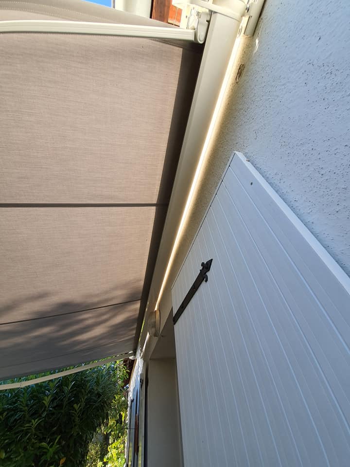 Store banne coffre motorisé avec de nombreuses possibilités installé par TRIHOME Menuiseries à Authumes