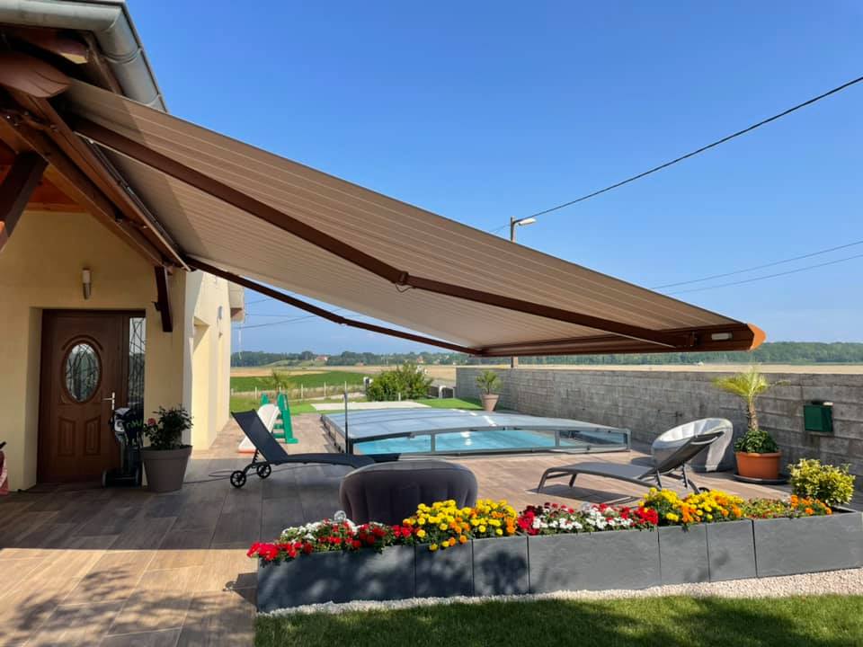 Stores banne et zip motorisés installés à Fretterans par TRIHOME Menuiseries, en Bresse bourguignonne