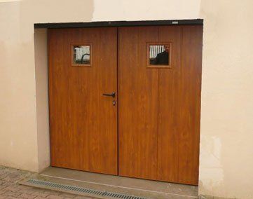 Porte de garage en bois et regards verre réalisation Trihome