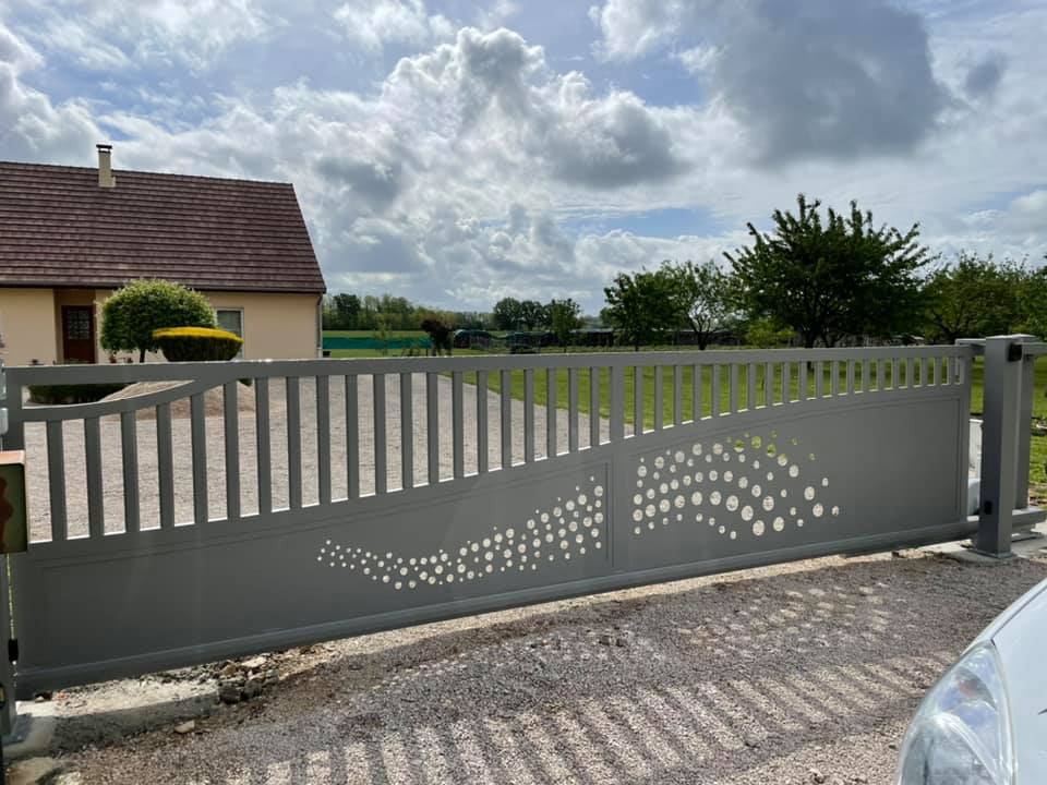 Portail avec alimentation par panneau photovoltaïque et motorisation DEA installé par TRIHOME Menuiseries à La Chapelle Saint Sauveur en Bresse Louhannaise