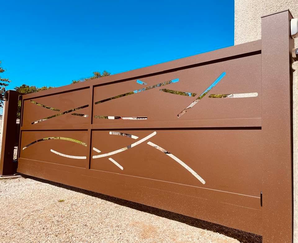 Portail avec motifs en découpe laser installé par TRIHOME Menuiseries à Mervans en Bresse Louhannaise