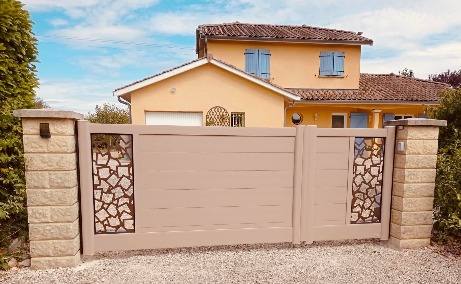 Beau portail avec motifs et teintes sur mesure installé à Bruailles par TRIHOME Menuiseries, en Bresse bourguignonne