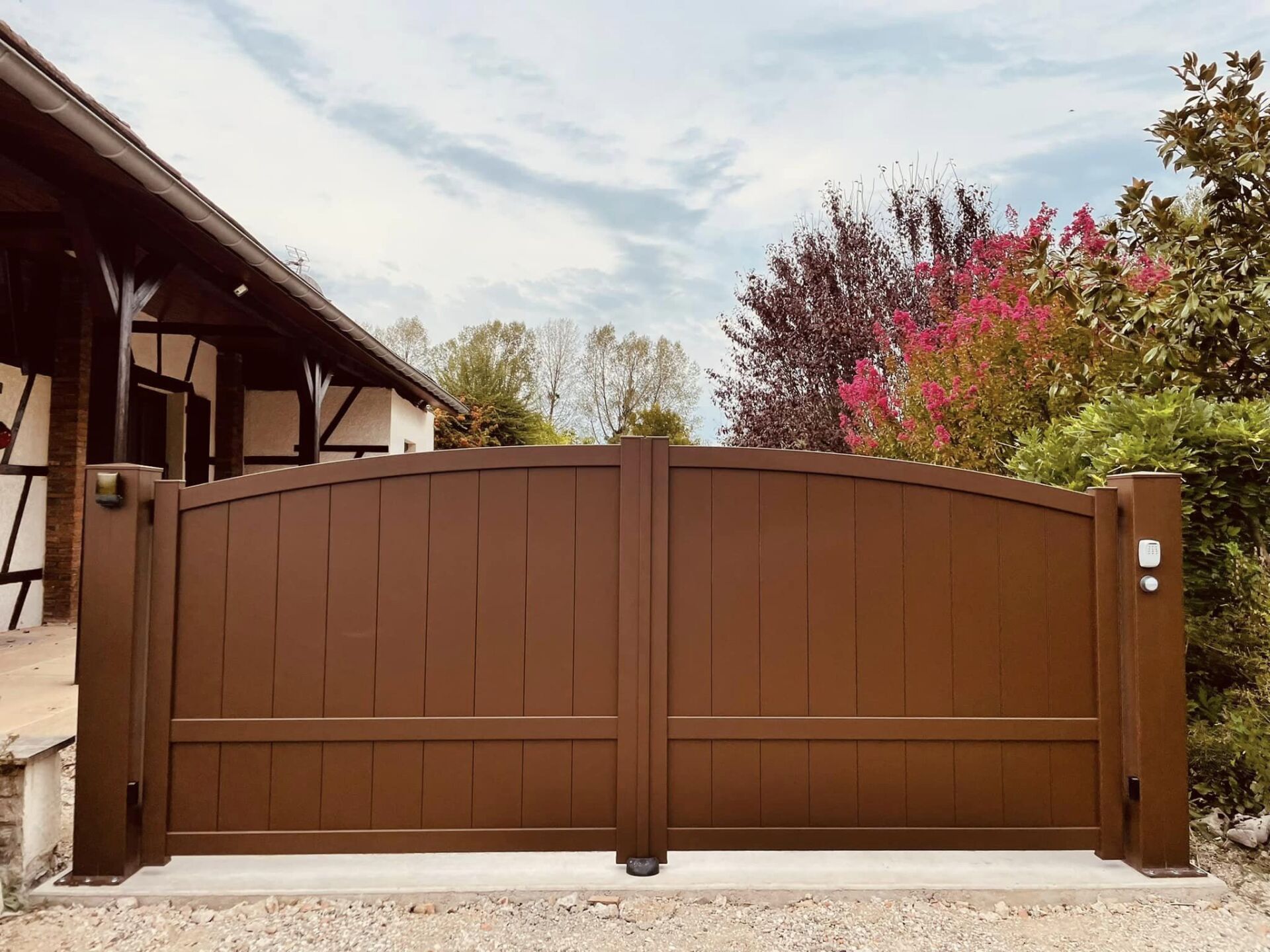 Beau portail deux battants installé à Frangy-en-Bresse par TRIHOME Menuiseries, en Bresse bourguignonne