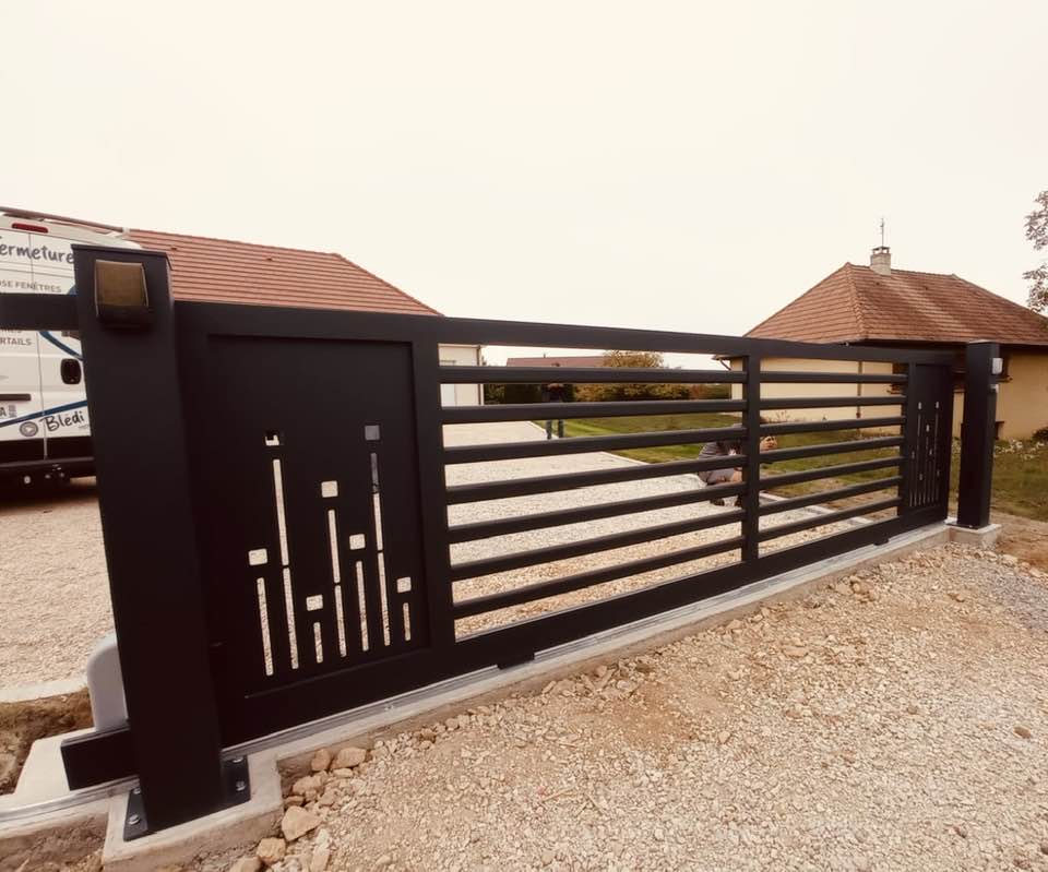 Beau portail gamme family avec motif sur mesure installé à Saint-Germain-du-Bois par TRIHOME Menuiseries, en Bresse bourguignonne