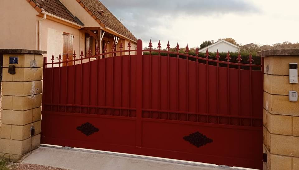 Beau portail traditionnel aluminium installé à Montcoy par TRIHOME Menuiseries, en Bresse bourguignonne