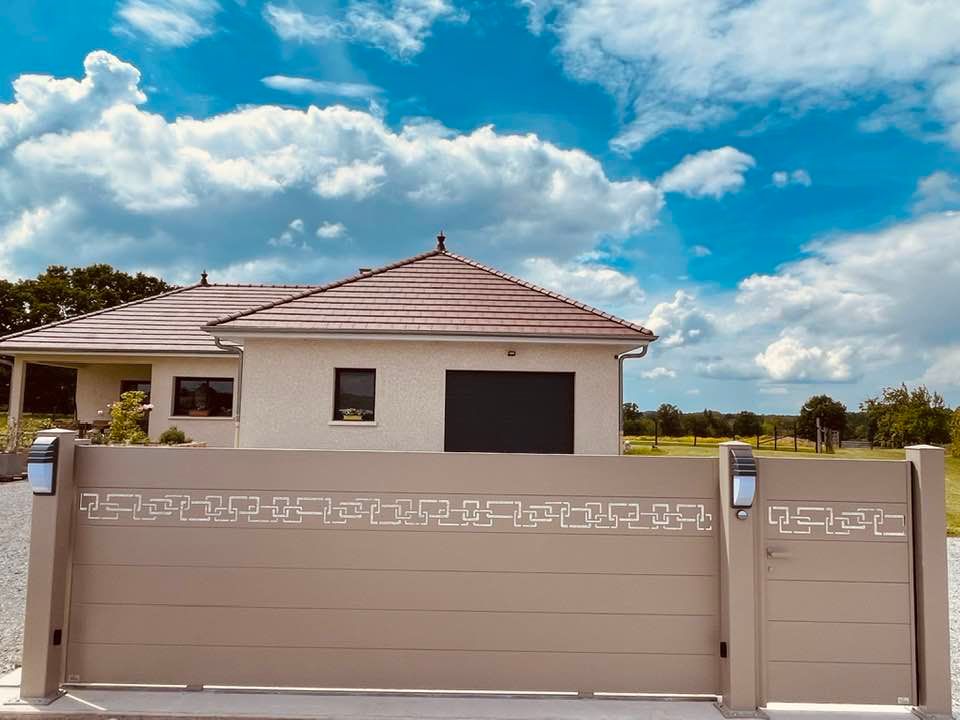 Bel ensemble Axihome by Me en teinte spéciale installé au Planois par TRIHOME Menuiseries, en Bresse bourguignonne