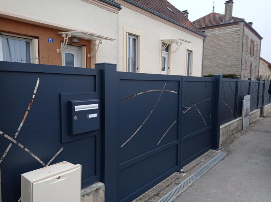 Bel ensemble de deux portails installés à Saint-Germain-du-Bois par TRIHOME Menuiseries, en Bresse bourguignonne