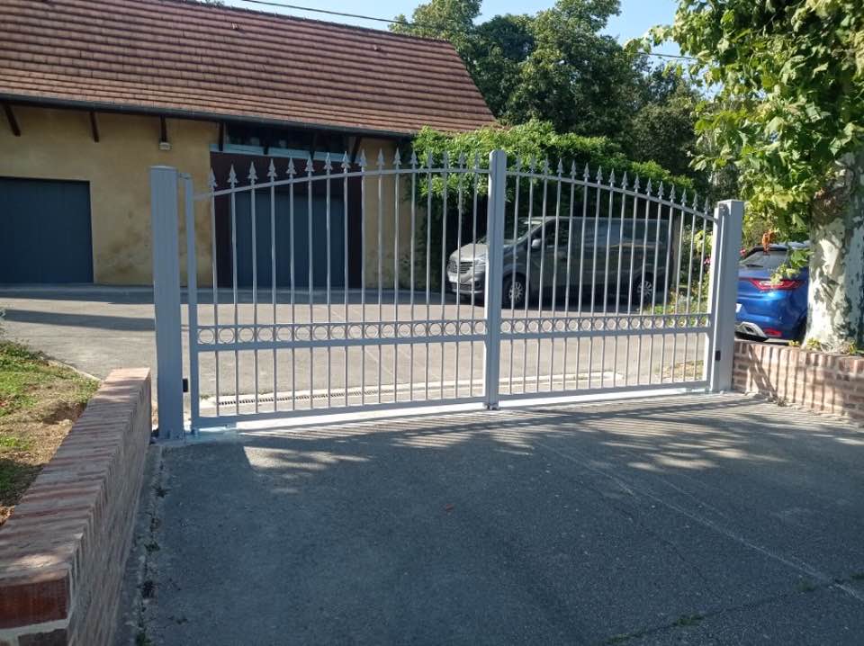 Bel ensemble de deux portails installé à Montpont en Bresse par TRIHOME Menuiseries, en Bresse bourguignonne