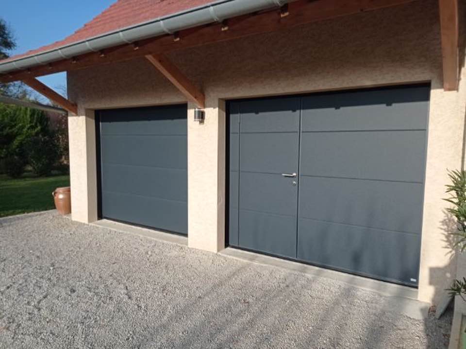 Bel ensemble de portes de garage gris anthracite installé à Conde par TRIHOME Menuiseries, en Bresse bourguignonne