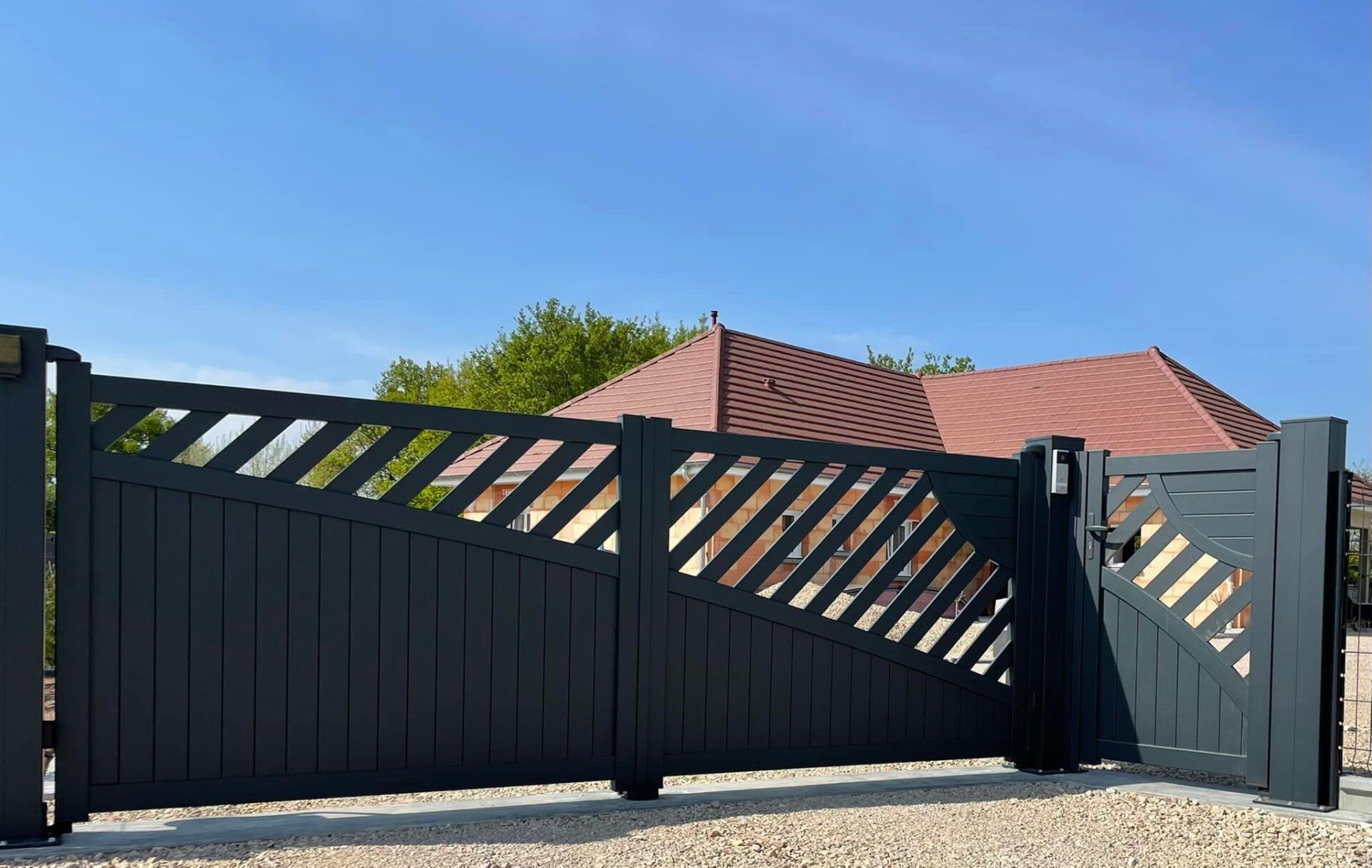 Bel ensemble portail et portillon installé à Saint-germain-du-Bois par TRIHOME Menuiseries, en Bresse bourguignonne