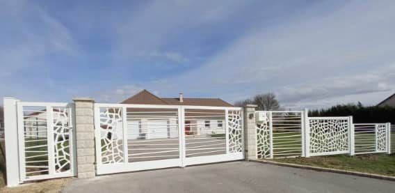 Portail, portillon et clôtures Bredok gamme aluminium soudé family installés par TRIHOME Menuiseries à Saint-Usuge