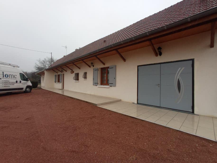 Bel ensemble gris platine installé à Saint-Vincent-en-Bresse par TRIHOME Menuiseries, en Bresse bourguignonne