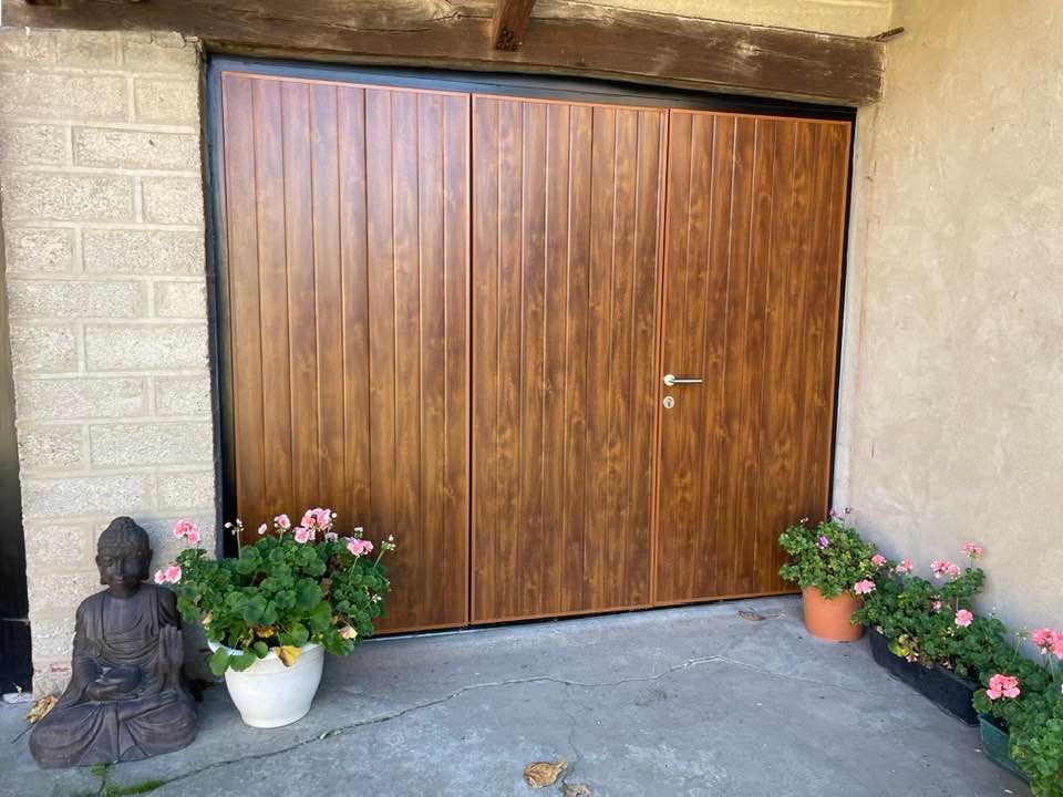 Garage en version basculante autoportée installé par TRIHOME Menuiseries à Mouthier-en-Bresse