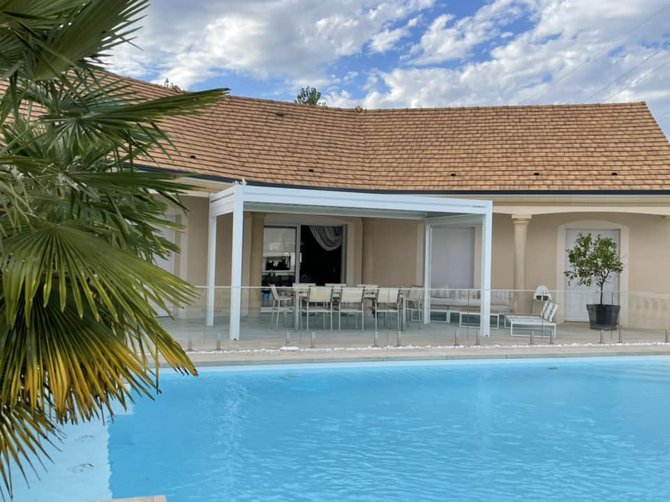 Belle pergola bioclimatique modèle Ventury installée à Beaune par TRIHOME Menuiseries, en Bresse bourguignonne