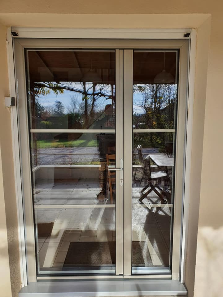 Belle porte en aluminium installée par TRIHOME Menuiseries à Frontenard, en Bresse Louhannaise