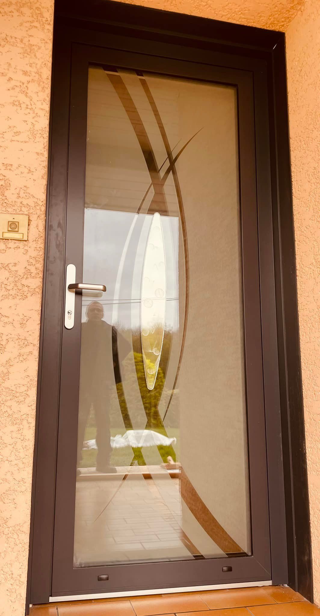 Belle porte d’entrée lumineuse sur mesure installée par TRIHOME Menuiseries à La Chaux, en Bresse Louhannaise