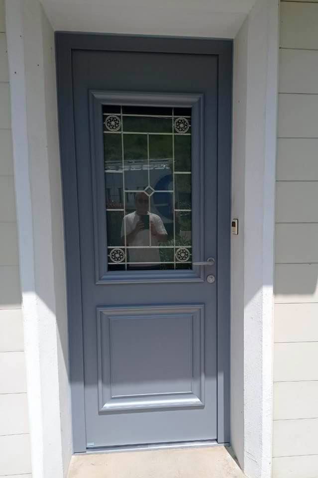 Porte d’entrée dormant 80 mm à rupture de pont thermique installée à Montmorot par TRIHOME Menuiseries, en Bresse bourguignonne