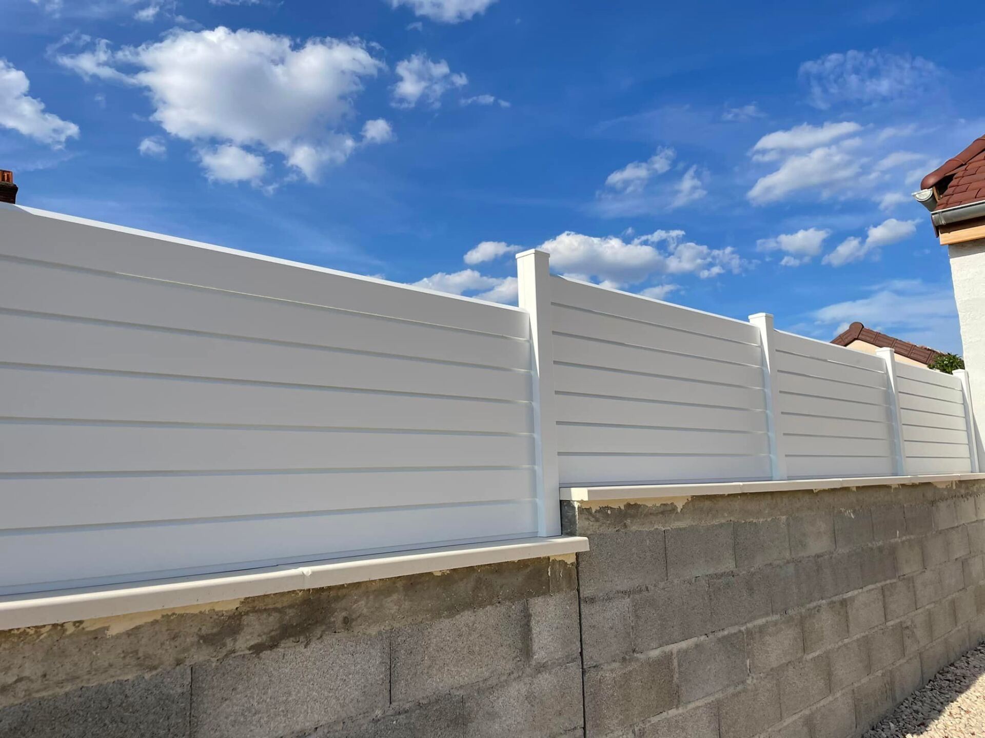 Clôture aluminium occultante installée à Authumes par TRIHOME Menuiseries, en Bresse bourguignonne