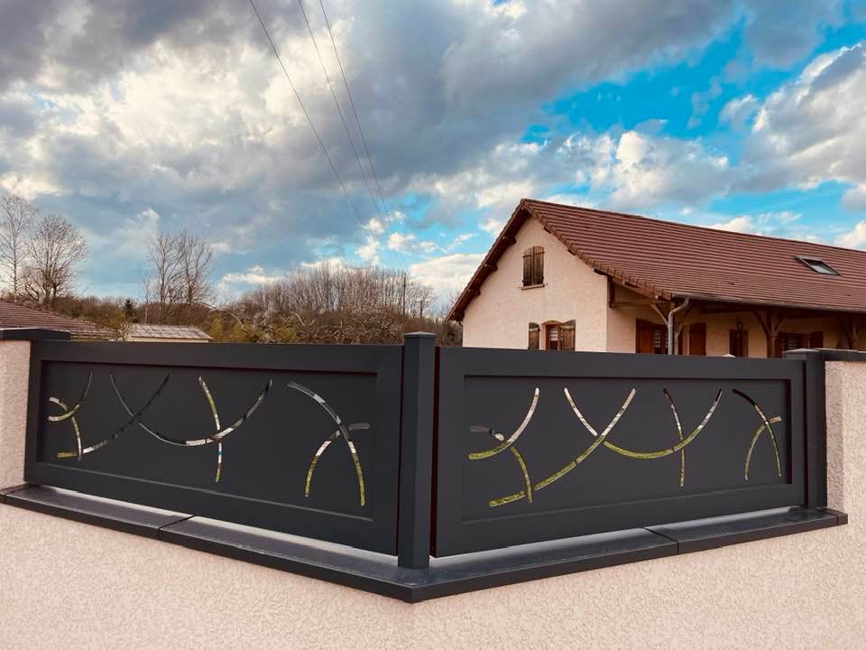 Clôtures latérales en périphérie du portail Bredok installés par TRIHOME Menuiseries à Sagy en Bresse Louhannaise