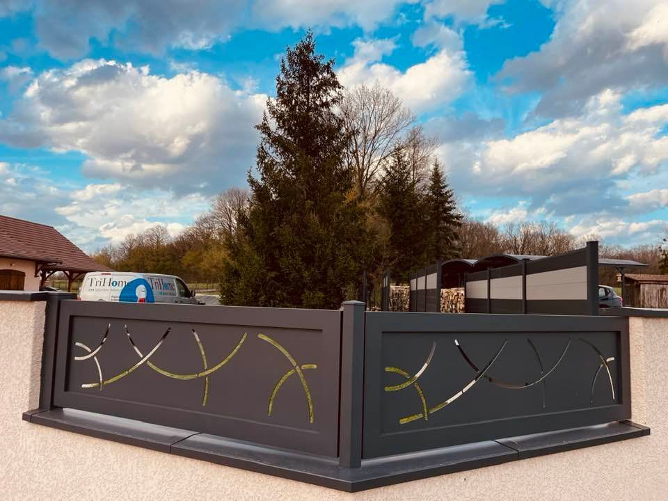 Ensemble portail et clôtures Family du fabricant Bredok installé par TRIHOME Menuiseries à Sagy