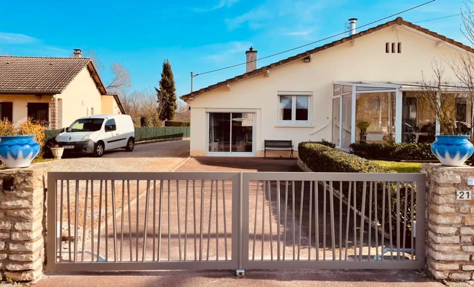 Portail avec motorisation DEA Geko garantie longue durée installé par TRIHOME Menuiseries à Mervans en Bresse Louhannaise