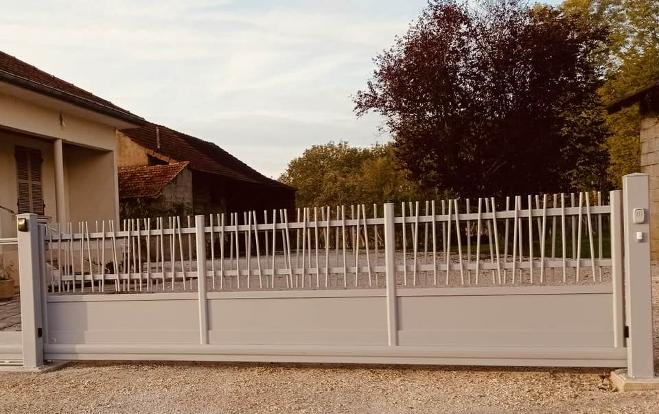 Ensemble portail autoporté et portillon sur mesure installé à La Chapelle-Saint-Sauveur par TRIHOME Menuiseries, en Bresse bourguignonne