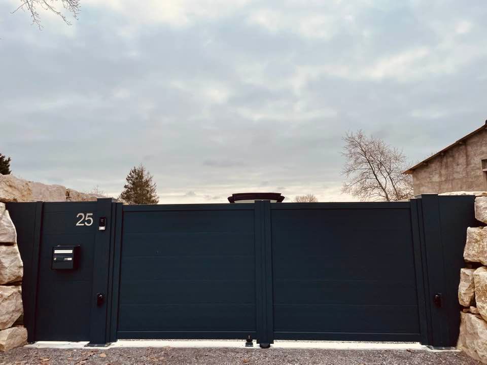 Portail aluminium deux battants occultants installé par TRIHOME Menuiseries à Saint-Germain-du-Bois