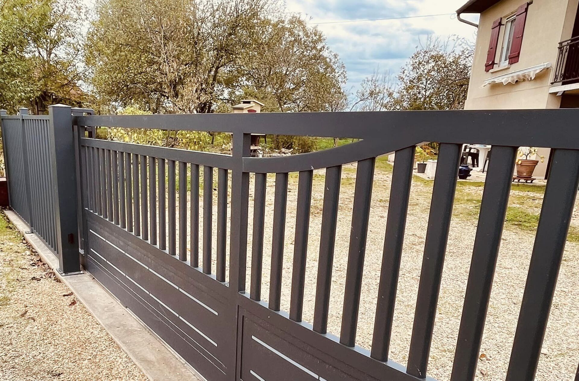 Portail avec motorisation DEA Livi installé par TRIHOME Menuiseries à La Racineuse