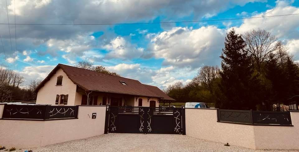 Portail et clôtures Family by Bredok installés à Sagy par TRIHOME Menuiseries, en Bresse bourguignonne