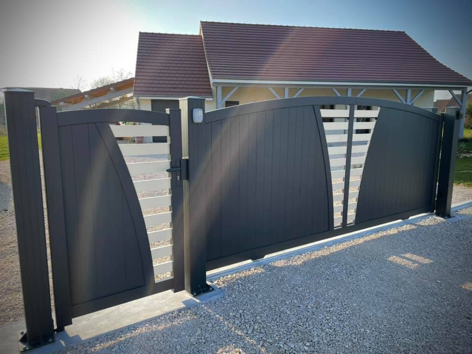 Portail motorisé avec option digicode installé par TRIHOME Menuiseries à La Chaux