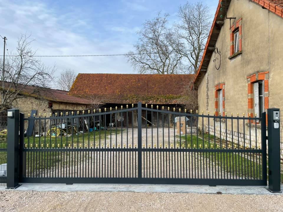 Ensemble portail et portillon installé par TRIHOME Menuiseries à La Chapelle Saint Sauveur en Bresse Louhannaise