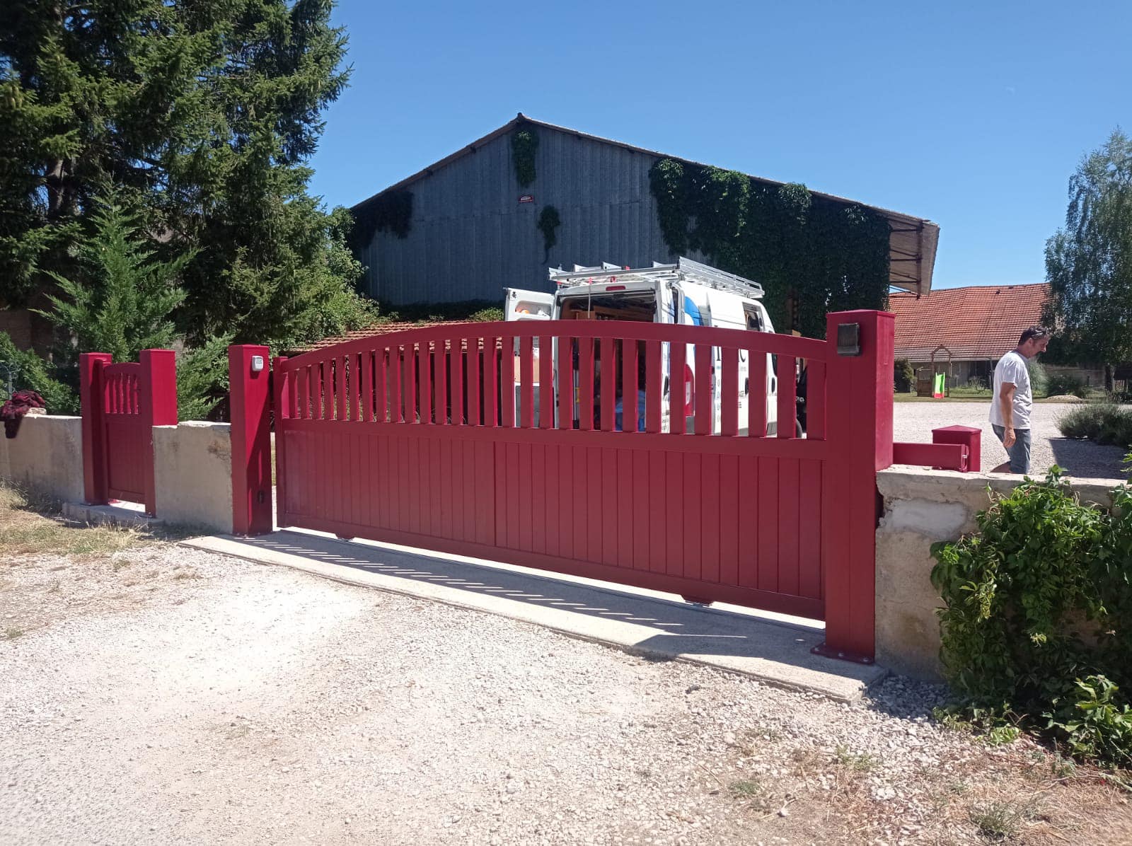 Bel ensemble portail et portillon rouge basque installé à Fretterans par TRIHOME Menuiseries, en Bresse bourguignonne