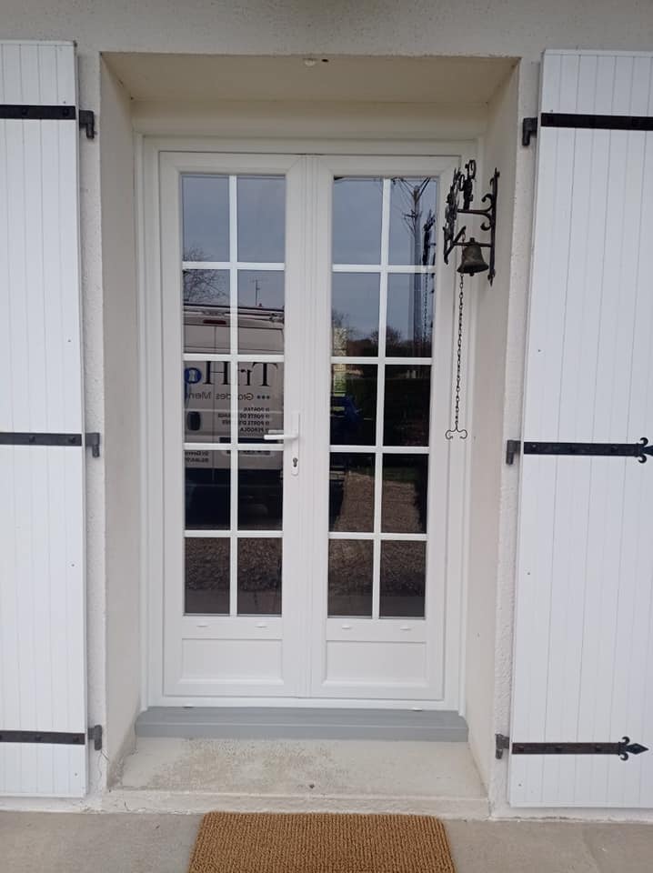 Fenêtre et porte fenêtre à rupture de pont thermique installées par TRIHOME Menuiseries à Authumes, en Bresse Louhannaise