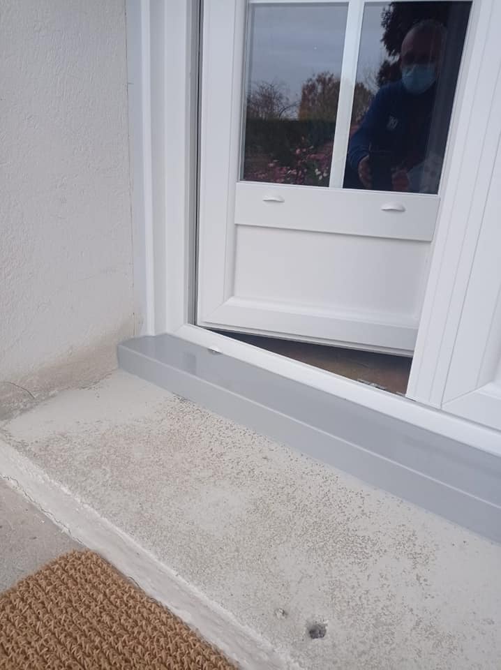 Fenêtre et porte fenêtre double vitrage clair installées par TRIHOME Menuiseries à Authumes