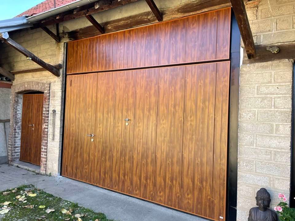 Garage porte à deux battants installé par TRIHOME Menuiseries à Saint-Germain-du-Bois en Bresse Louhannaise