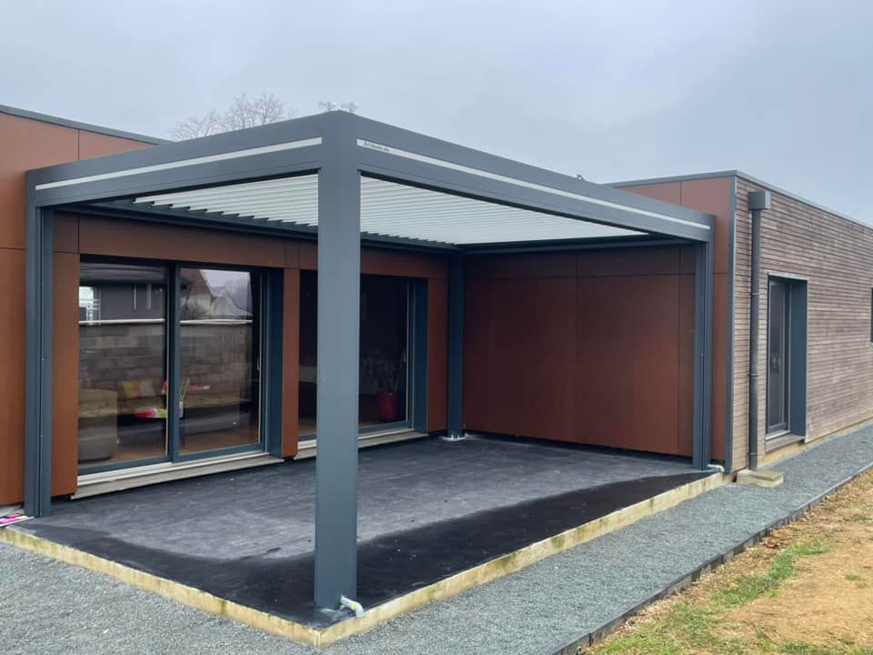 Grande pergola bioclimatique Art home Alu installée à Boncourt le Bois par TRIHOME Menuiseries, en Bresse bourguignonne