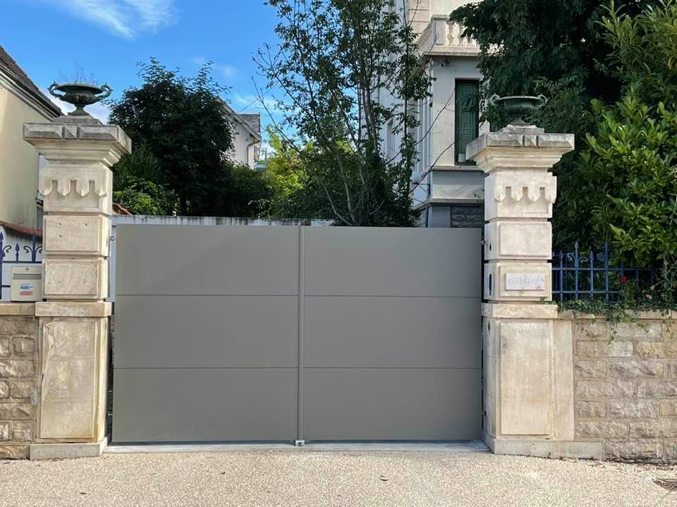 Portail occultant sur mesure installé à Branges en Bresse par TRIHOME Menuiseries, en Bresse bourguignonne