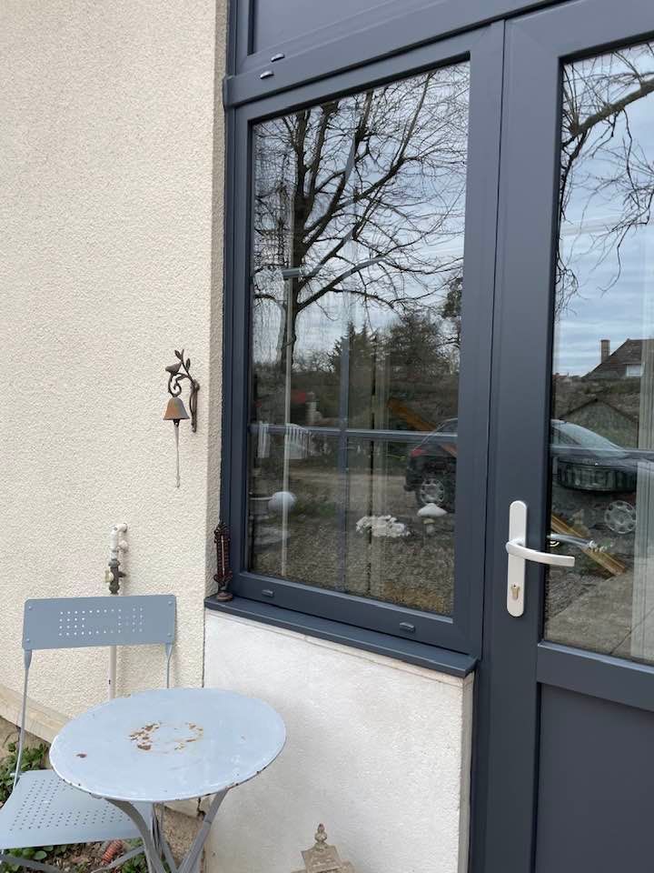 Porte d’entrée avec menuiserie à rupture de pont thermique installé par TRIHOME Menuiseries à Pierre de Bresse en Bresse Louhannaise