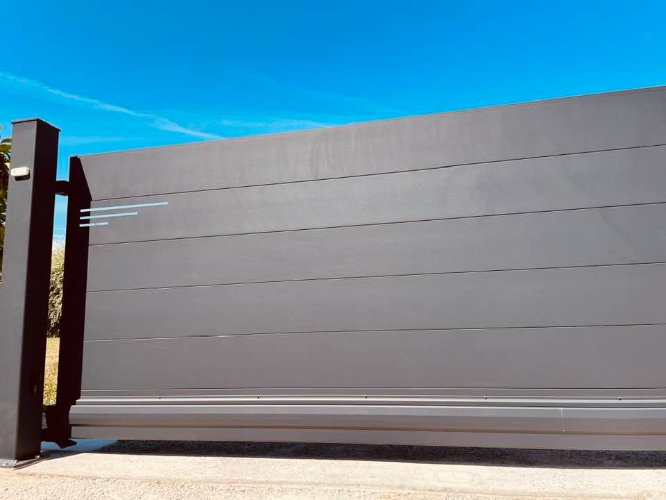 Portail Gamme Axihome by me installé par TRIHOME Menuiseries à Pierre de Bresse