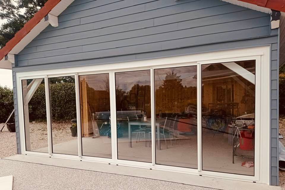 Ouverture grande largeur six vantaux installée à Mervans par TRIHOME Menuiseries, en Bresse bourguignonne